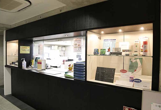 学生窓口：授業で使う工具や材料、コーヒー、軽食などの購入、各種申請などの受付窓口です。