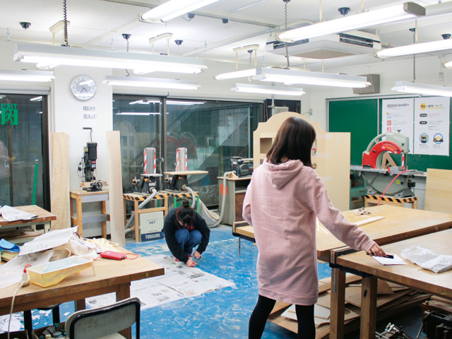 工作工房：木工作品づくりの専用教室としてさまざまな専門機材が揃っています