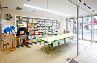 図書室：絵本や児童文学をはじめ、保育・教育に関する資料や福祉関係の本がならぶ図書室。
