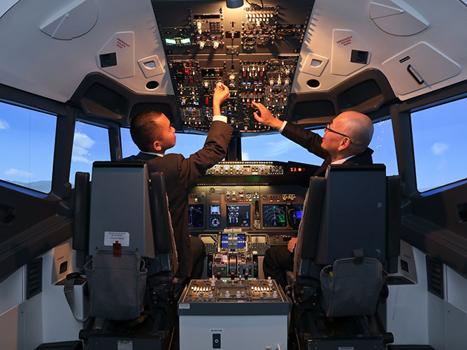 【フライトシミュレーター】ボーイング737・777の2台のシミュレーターでアビオニクス実習を行います。