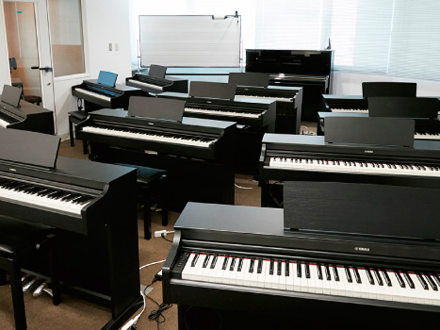 ピアノ教室：保育コースの必修科目であるピアノ授業を実施するための教室。最新の電子ピアノで学びます。