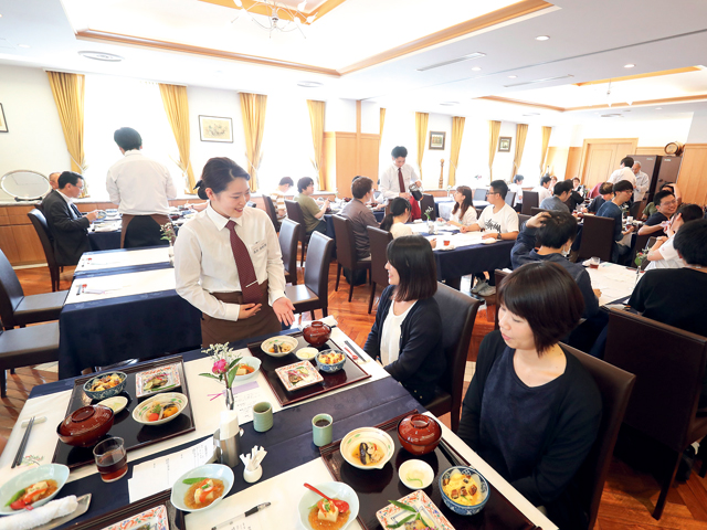 サービスのノウハウやレストラン業務の流れを実践的に学ぶレストラン実習室。