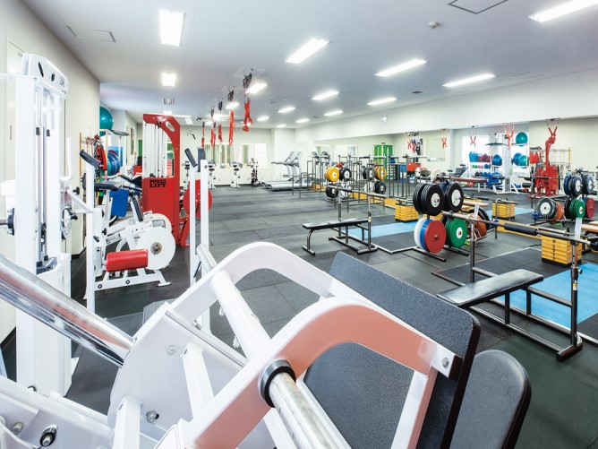 【トレーニングルーム】トレーニングやストレッチ、スポーツ科学などを総合的に学ぶための施設です。