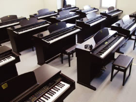 【音楽室】幼児教育に必要な音楽技能（ピアノ・声楽等）をマスター。個人の能力に応じて譜面の読み方や演奏を学び、現場実習に備えます。