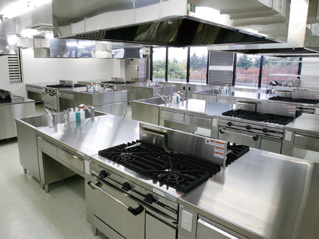集団給食調理実習室：衛生面に気をつけながら調理方法を学ぶための様々な設備を完備
