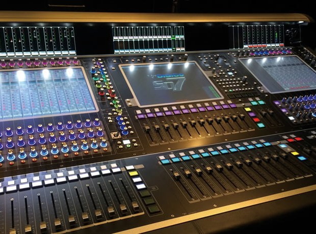 コンソール DiGiCo/SD7：海外アーティストのワールドツアーでよく使用されている音響卓です。
