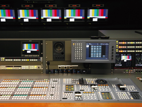 スイッチャーシステム。各テレビ局のサブや中継車、そして編集スタジオなどのビデオスイッチャーシステムとして多数導入されているフルHDTV仕様のシステムです。