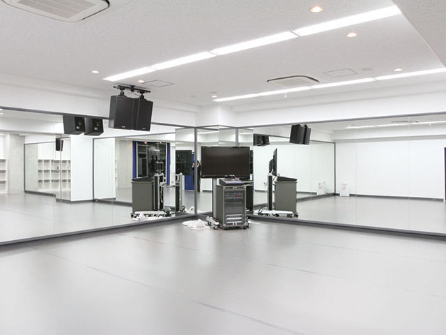[パフォーマンススタジオ]ミュージカル・ダンス・演技の実習および作品制作を目的として、床にはステージ用のリノリウムが敷き詰められたプロ仕様のスタジオです。