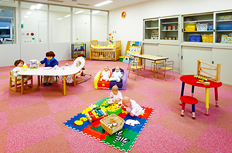 乳児保育室：まるで本物の保育所のような環境でミルク作りや沐浴などの保育技術を身につけます。
