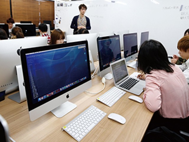 Macintosh実習室：プロ仕様のソフトが入ったMac mini20台を配備。ハイレベルな作品制作が可能です。