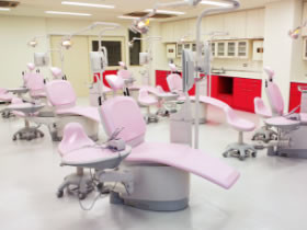 【歯科臨床実習室】診察ベッドを6台設置。歯科治療で使用する器具や材料を使い、診療補助や口腔ケアの実習を行います。