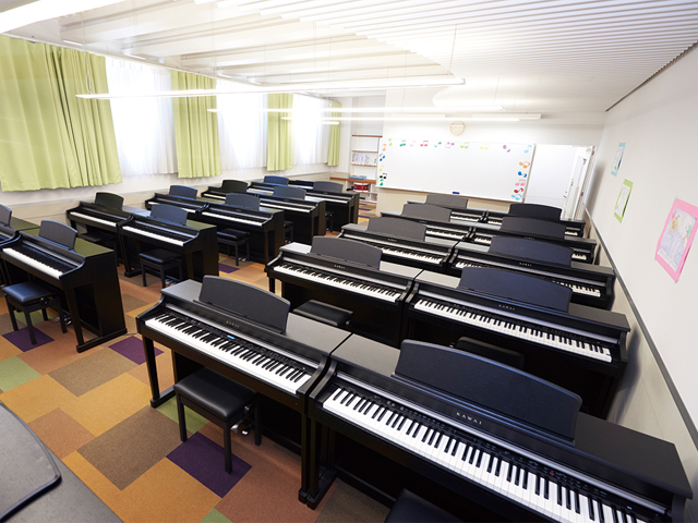 1人1台のピアノで授業を受けられるピアノ実習室