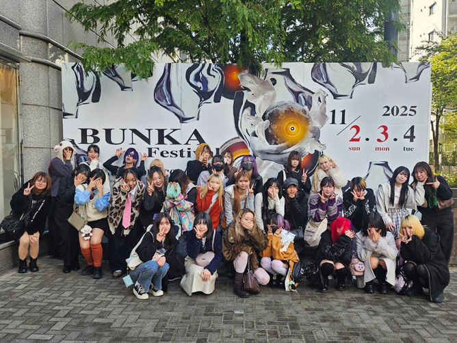 東京研修　最先端の流行に触れて感性を磨くため、文化服装学院のファッションショー見学や、マーケットリサーチを行います。※状況により場所等の変更があります。