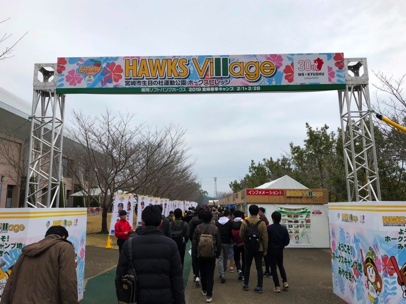 3月に研修旅行で宮崎県へ行きました。今回の研修旅行ではプロ野球のキャンプを見学するというビッグイベントも用意されていました！