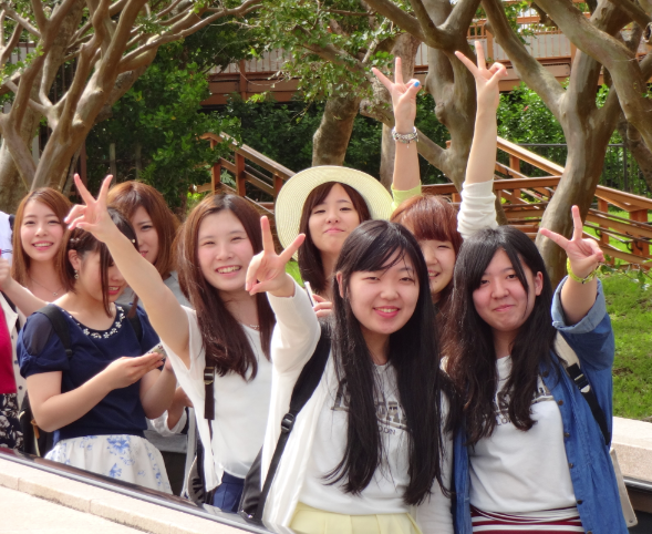 吉田学園姉妹校合同のイベント「沖縄研修旅行」。学校・学科を越えた交流で友達もたくさん増えます。