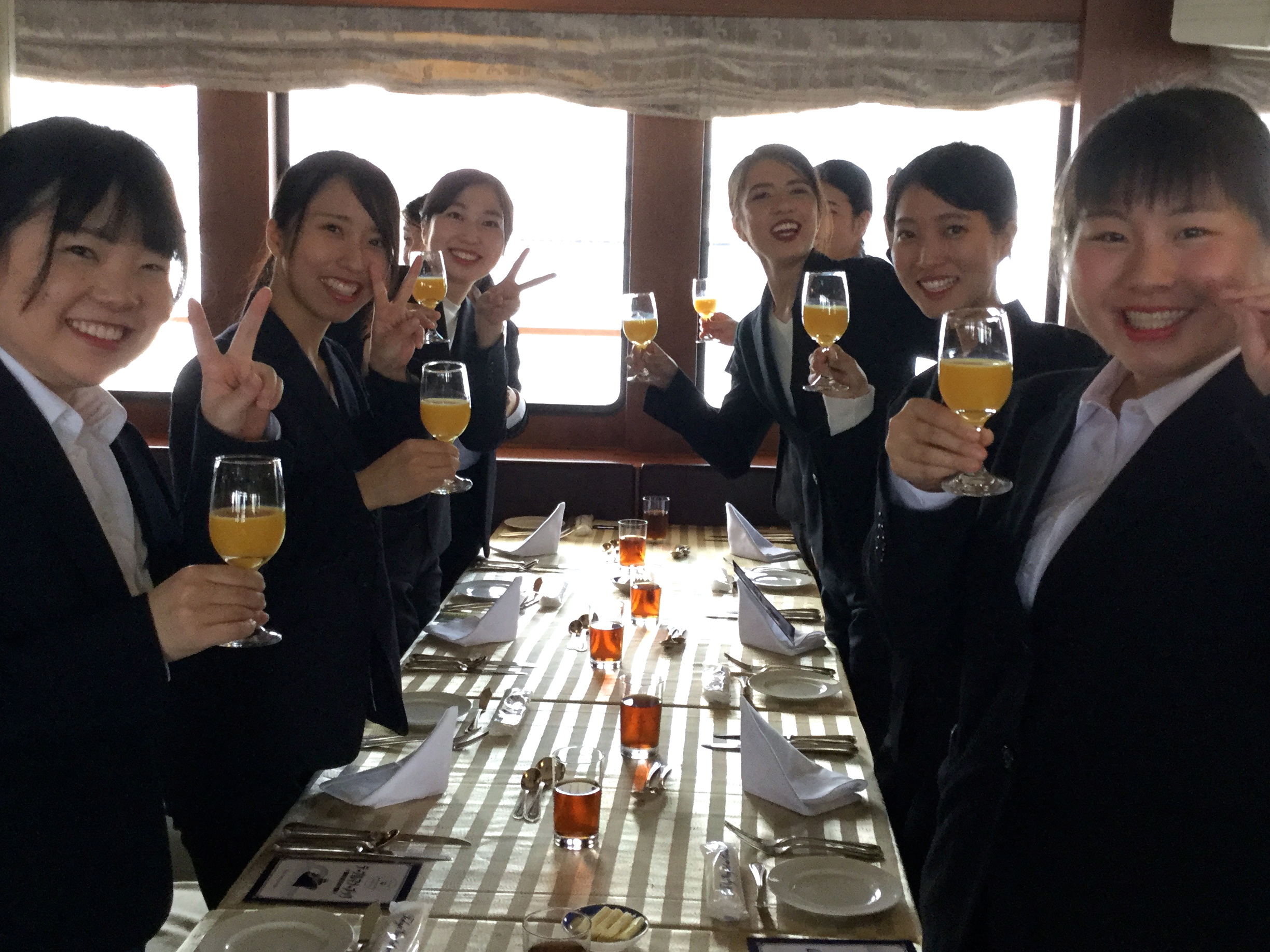 【歯科衛生士科】東京湾でのテーブルマナーランチクルージングで、社会人女性としての必要なテーブルマナーを学びました。