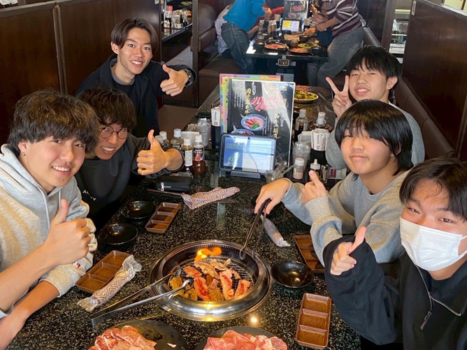 大勢で食べるご飯は格別です。