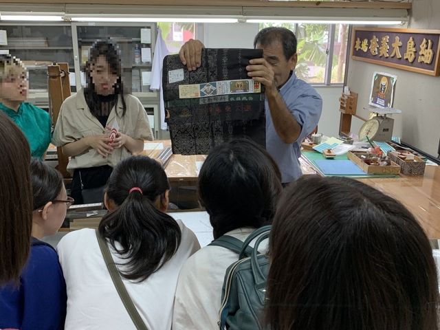 本場奄美大島紬の検査場。全てここでチェック。この方が認めた物にだけ、「本場奄美大島紬」のタグが付けられます。