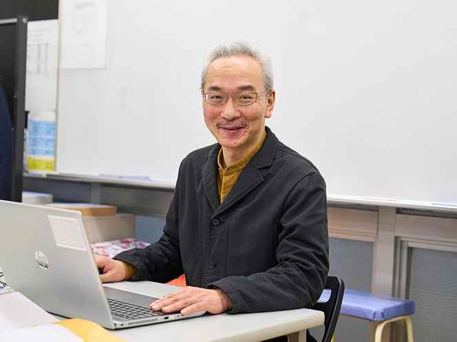 設計・デザインカリキュラム担当・島川貴司先生：『デザインドッグス』主宰。WEBコンテンツの制作からプロダクトデザインまで、幅広く手掛ける。