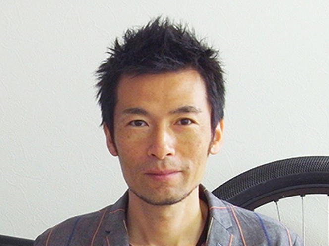 設計・デザインカリキュラム担当・橘晃先生：工業デザイナー（デザインルーム：代表）。文具など生活小物雑貨から、家電、自転車等などのデザインを手掛ける
