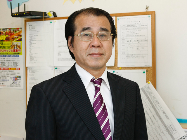 世の中から建築物が無くなることはありません。経験豊富な講師陣の指導のもと建築を学びます。即戦力になる人材を育成します。(安里 郁夫先生【建築デザイン科主任】)