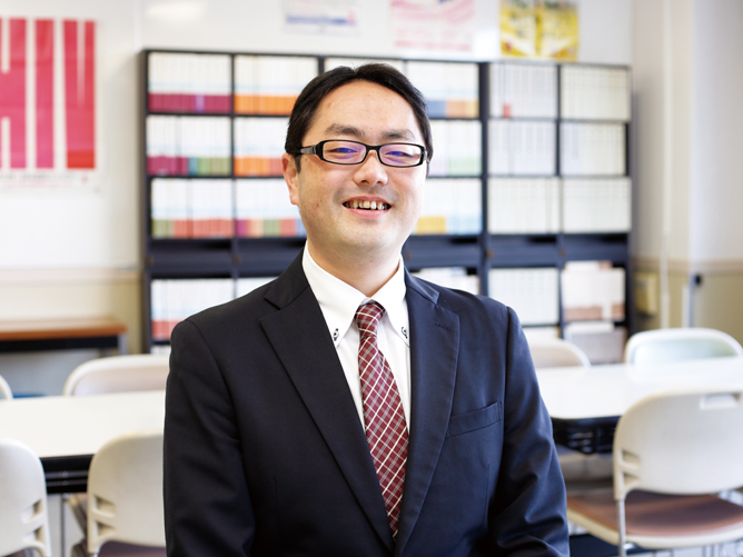 ITビジネス科担当の斉藤先生：新しい自分を探しに行きましょう！