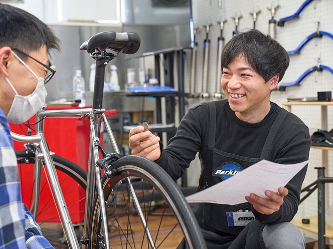 メンテナンスカリキュラム担当・鈴木久仁寛先生：ハイエンドロードバイク、チューニング専門のバイクショップ『SAKURAMENT』主宰。