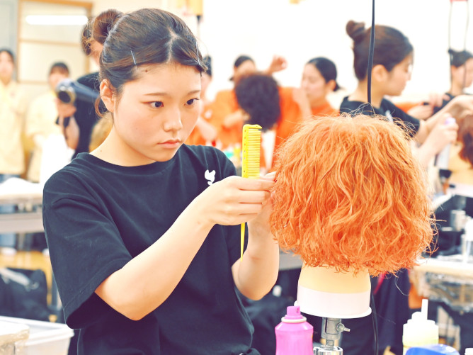 ２年間で6回開催され、毎回約10種類以上の中から自分の好きな種目を選択・挑戦できるプログラム。好きな技術を極めることも、トータルに美容を学ぶこともできます。