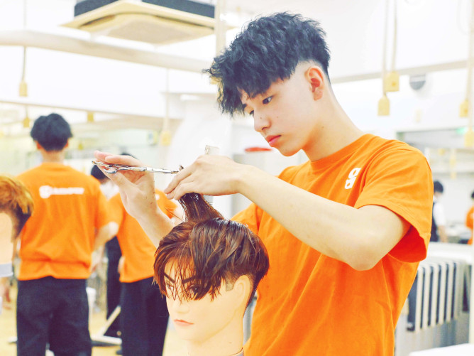 グラムール美容専門学校