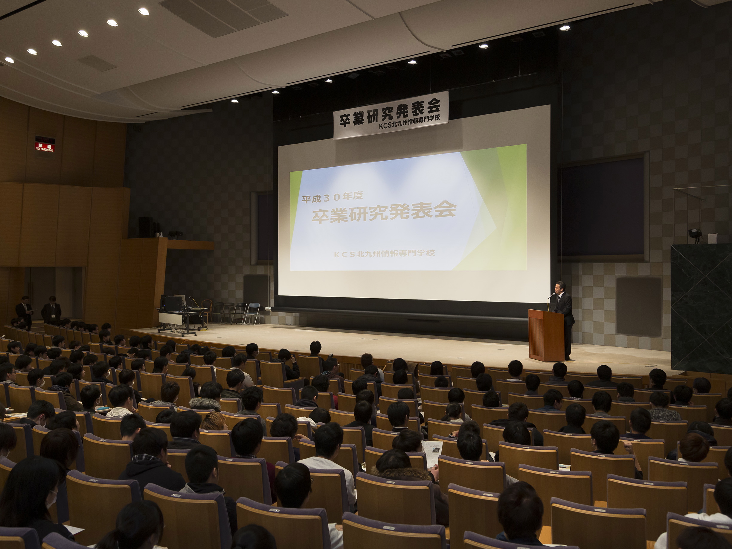 専攻ごとにグループを組んで企画立案から制作、プレゼンテーション(発表)までをチームメイトの得意分野を活かしながら作品を作り上げていきます。