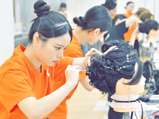 2年間で6回開催され、毎回約10種類以上の中から自分の好きな種目を選択・挑戦できるプログラム。好きな技術を極めることも、トータルに美容を学ぶこともできます。