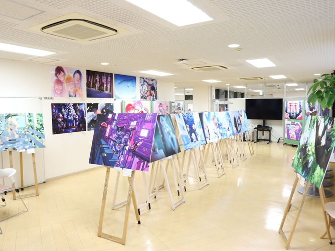 マンガ・イラスト系コースの学生は個性あふれる作品を特設のギャラリーにて一般公開・展示を行います。