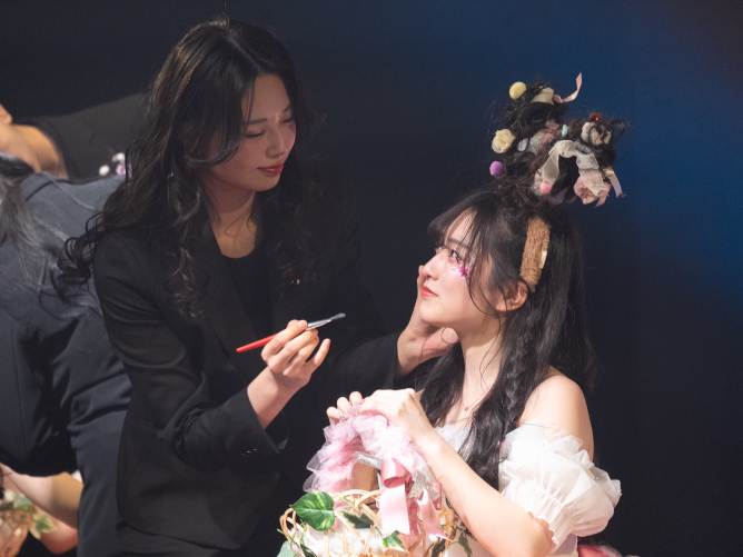 舞台上でのライブヘアメイク！（3組）