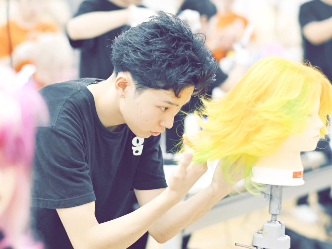 2年間で6回開催され、毎回約10種類以上の中から自分の好きな種目を選択・挑戦できるプログラム。好きな技術を極めることも、トータルに美容を学ぶこともできます。