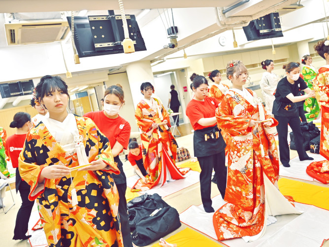 ２年間で6回開催され、毎回約10種類以上の中から自分の好きな種目を選択・挑戦できるプログラム。好きな技術を極めることも、トータルに美容を学ぶこともできます。