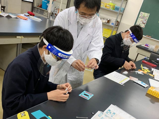 深海からの贈り物！ ー深海微生物の酵素で染める藍のハンカチ作り体験ー
（ひらめき☆ときめきサイエンス～ようこそ大学の研究室へ～KAKENHI）1