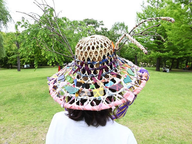 多摩美術大学　生涯学習プログラム2026
夏期こども講座「あそびじゅつ」
【東京ミッドタウン・デザインハブ 多摩美術大学TUB 連携講座】
「竹とおしゃべりして、きみだけの帽子をつくろう―タイの伝統帽子って どんなもの？」2