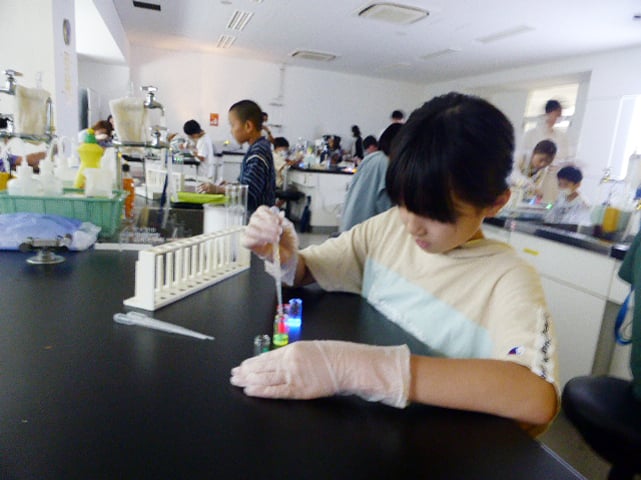 中部大学　ジュニアセミナー2026　夏講座
光と色の不思議を探る～色のしくみを大解明！2