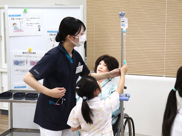 小中学生のための看護体験講座
集まれ未来の看護師さん！4