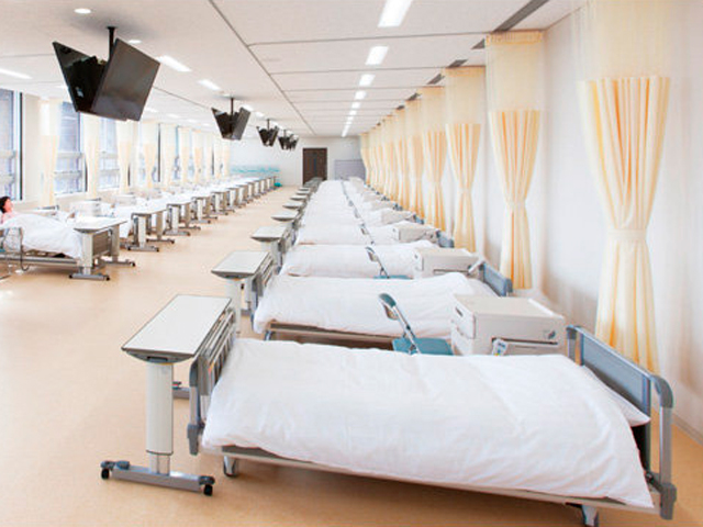 基礎看護実習室／病院と同じベッド、テーブルをはじめ、シミュレーションするモデル人形や模型などを揃えています。