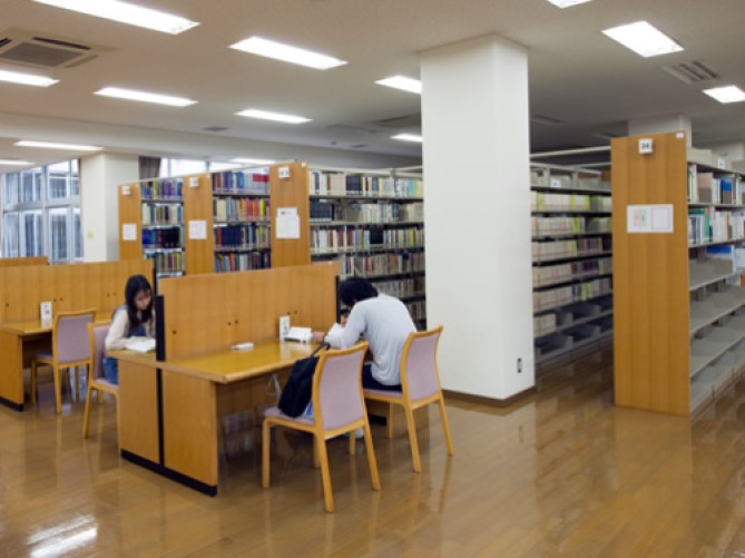 九州情報大学の図書館